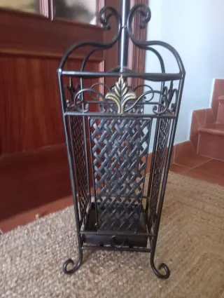 Appendiabiti e portaombrelli in ferro battuto nero e dorato