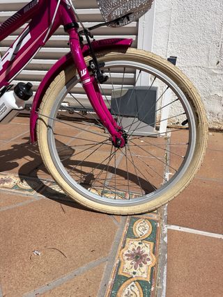 Bicicleta infantil rosa con cesta