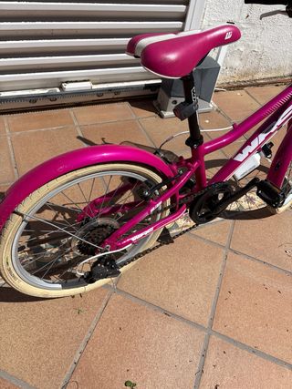 Bicicleta infantil rosa con cesta