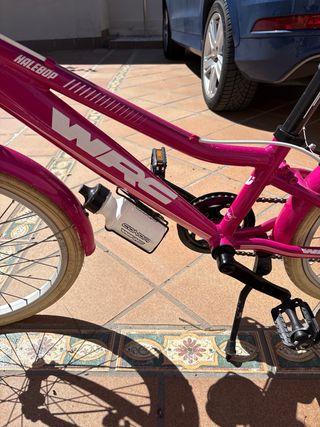Bicicleta infantil rosa con cesta