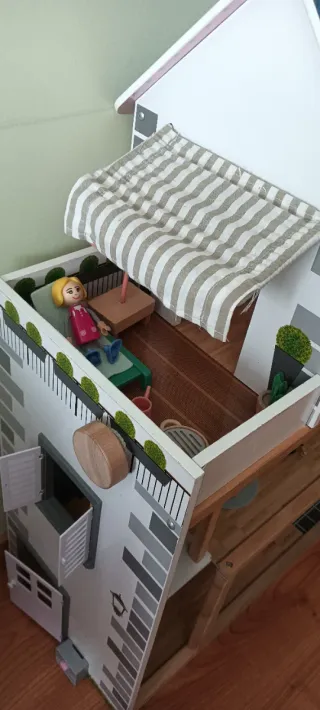Casita de muñecas con muebles y figuras