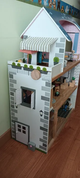 Casita de muñecas con muebles y figuras