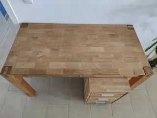 Escritorio de madera con cajones y cajonera