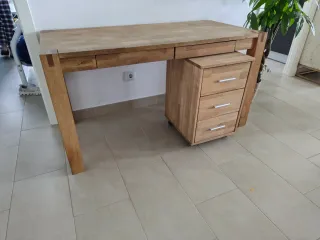 Escritorio de madera con cajones y cajonera