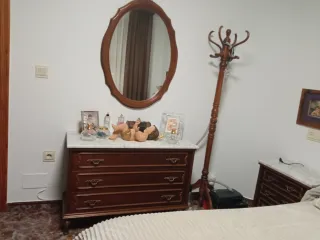 Armario de madera oscuro cama, mesillas, comoda