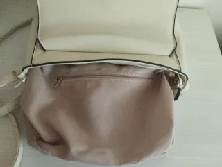 Bolso beige con perlas y cierre dorado