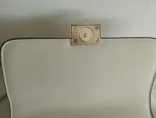 Bolso beige con perlas y cierre dorado