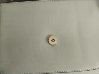 Bolso beige con perlas y cierre dorado