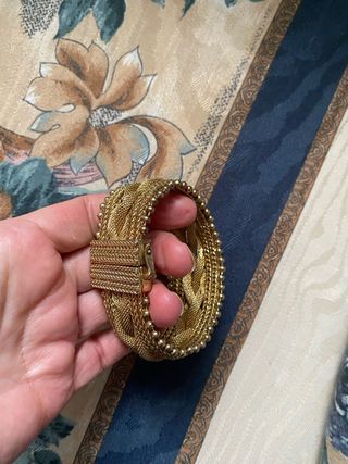 Pulsera dorada trenzada con cuentas