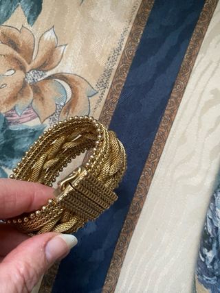 Pulsera dorada trenzada con cuentas