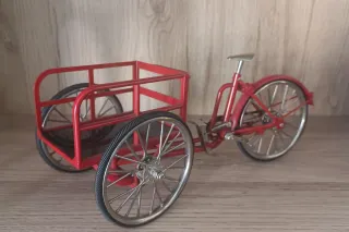 Triciclo decorativo rojo con cesta