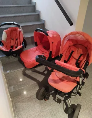 Carrito de bebé naranja. Marca Concord.