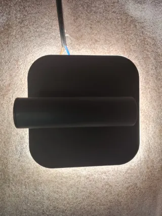 Aplique LED retroiluminado minimalista