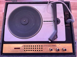 Toca discos vintage negro y dorado