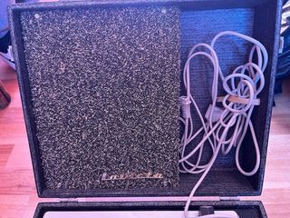 Toca discos vintage negro y dorado