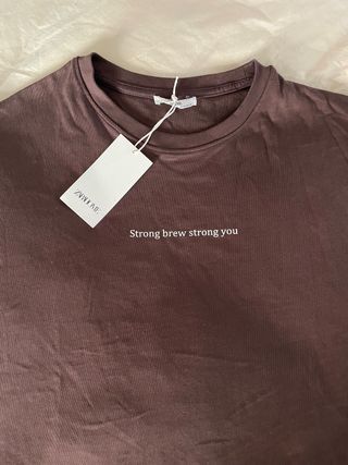 Camiseta Zara manga larga estampada café