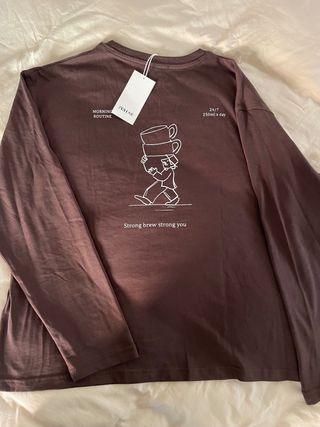 Camiseta Zara manga larga estampada café
