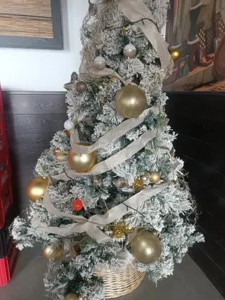 Árbol de Navidad decorado con luces