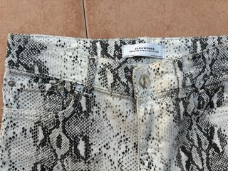 Pantalones pitillo estampado serpiente