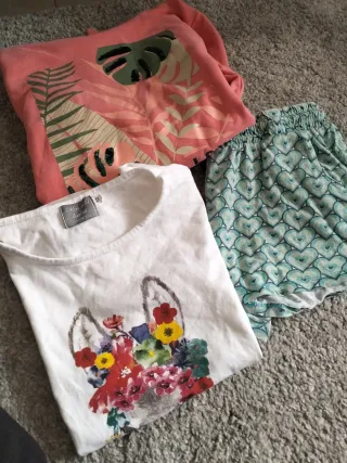 Pantalón corto tela estampado corazones 3€.