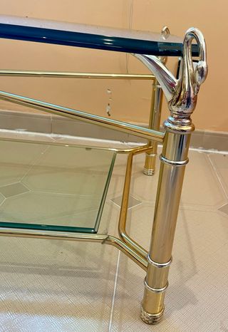 Mesa centro cristal y metal dorada