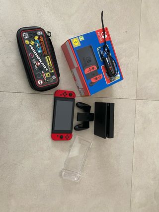 Nintendo Switch + funda Mario Kart + volante