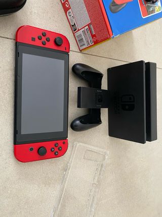 Nintendo Switch + funda Mario Kart + volante