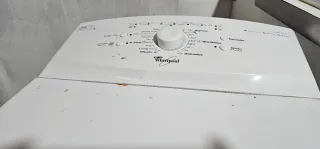 Piccola lavatrice bianca Whirlpool