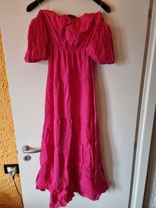 Abito lungo rosa con maniche a sbuffo