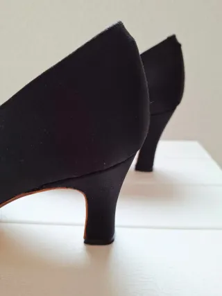 Zapato salón tacón negro