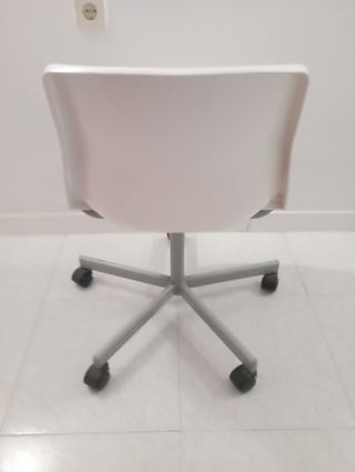 Silla de escritorio blanca con ruedas