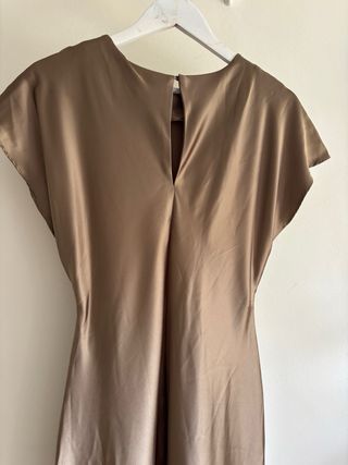 Vestido satén Zara camel