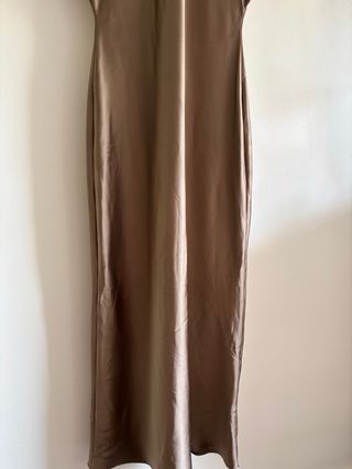 Vestido satén Zara camel