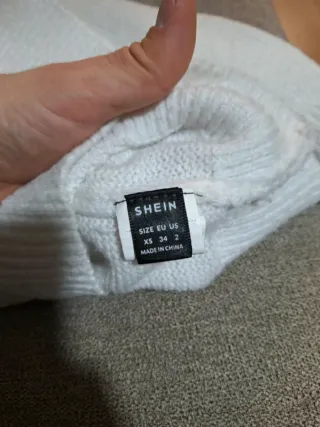 Jersey blanco con detalles brillantes