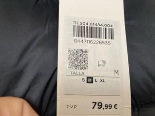 Abrigo acolchado azul con etiqueta