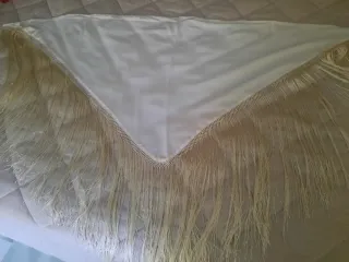 Mantoncillo flamenco flecos beige