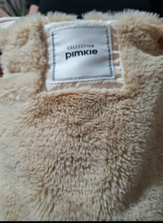 Cazadora beige con capucha y pelo