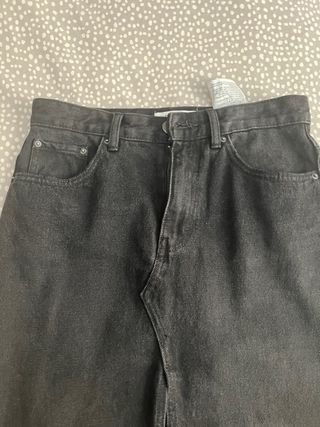 Falda vaquera negra midi con abertura