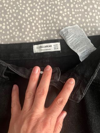 Falda vaquera negra midi con abertura