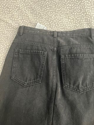 Falda vaquera negra midi con abertura