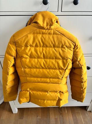 Chaqueta Zara amarilla con forro marrón