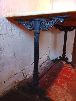 Mesa de mármol con patas de hierro forjado