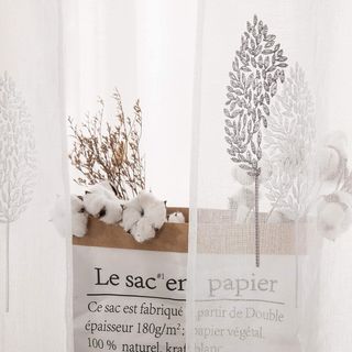 Cortinas bordadas grises y blancas