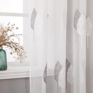 Cortinas bordadas grises y blancas