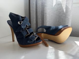 Sandalias de tela vaquera con tacón