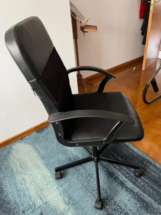 Escritorios y Sillas Ikea Negro.