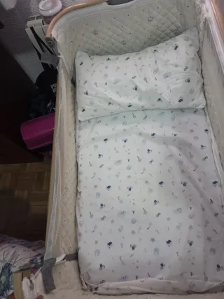 Cuna de bebé con colchón y funda