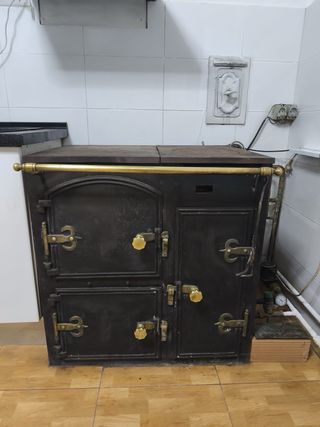 Cocina de leña antigua negra y dorada