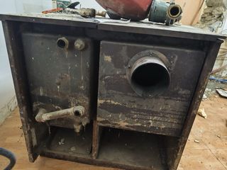 Cocina de leña antigua negra y dorada