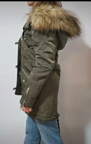 Cazadora verde Bershka con capucha